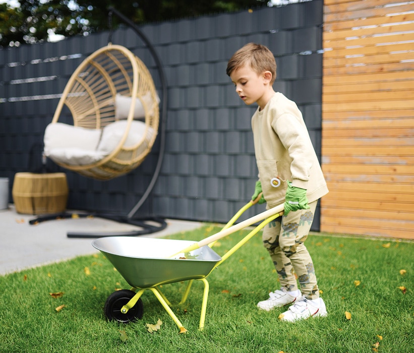 Tuingereedschap set met 2 kruiwagens, tuinhandschoenen, scheppen en harken, ideaal voor buitenles en natuuronderwijs.