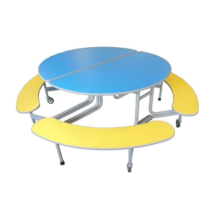 Licht ovale Sico vouwtafel met blauwe bovenkant en gele bankjes, ideaal voor binnen en buiten. Afmeting 153x136 cm.