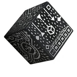 Zwart MERGE Kubus met abstracte patronen en logo, ontworpen voor creatieve makerspaces en educatieve toepassingen.