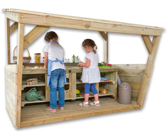 Duurzame houten buitenkeuken XL met kinderen die spelen, koken en experimenteren met speelgoedkeukenaccessoires.