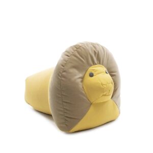 Zachte, gele speelvriend Nora de Leeuw, ontworpen voor avontuurlijk spel en emotionele ontwikkeling van kinderen.