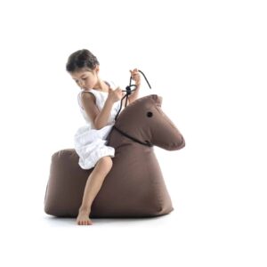 Kind meisje in witte jurk zit op een bruin, zacht paard van Happy Zoo, met een touw in haar hand.