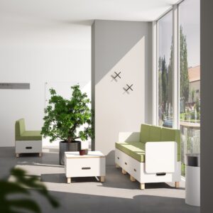 Modulair Kouti meubelsysteem voor kinderen met groene zitkussens en opberglades, geplaatst in een lichte ruimte.