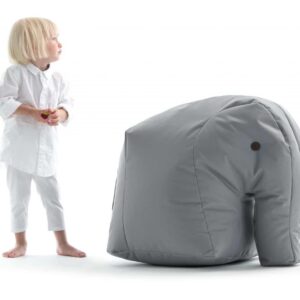 Groot, grijs speeldier in de vorm van een olifant, ideaal voor klimmen en knuffelen, met een kind ernaast.