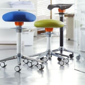 Verrijdbare ONGO Roll krukken in blauw, groen en zwart met hoogteverstelling en rolstop op wielen, ideaal voor onderwijs.