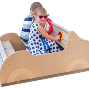 Robuust speelvoertuig voor kinderen met stuur en kleurrijke knoppen, ideaal voor rollenspellen en avontuurlijk buitenspel.