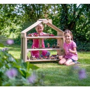 Poppenhuis In & Outdoor met twee spelende meisjes in een groene tuin, gevuld met kleurrijke poppen en accessoires.