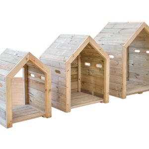 Drie houten speelhuisjes in verschillende maten, ideaal voor rollenspellen en creatief buitenspelen.
