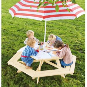 Ronde houten picknicktafel met comfortabele zithoogte van 28 cm, omringd door kinderen die tekenen onder een parasol.