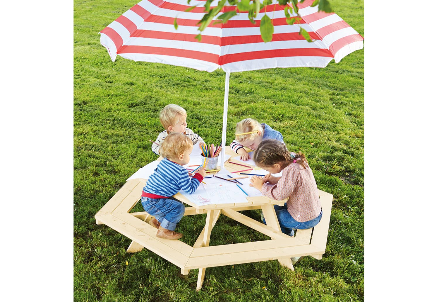 Ronde houten picknicktafel met comfortabele zithoogte van 28 cm, omringd door kinderen die tekenen onder een parasol.