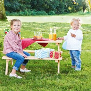 Houten picknicktafel voor kinderen, zithoogte 28 cm, met twee kinderen die genieten van een picknick in de tuin.