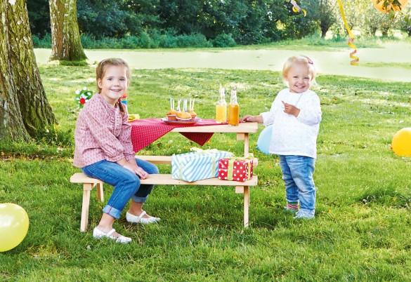 Houten picknicktafel voor kinderen, zithoogte 28 cm, met twee kinderen die genieten van een picknick in de tuin.