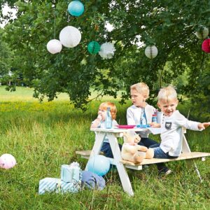 Witte picknicktafel voor kinderen met comfortabele zithoogte van 28 cm, geschikt voor 4 kinderen, in een groene omgeving.