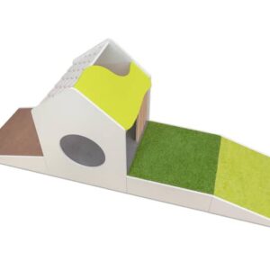 Verhoogd speelpodium met groene en gele afwerking, ideaal voor kinderen om te klimmen en te presenteren.