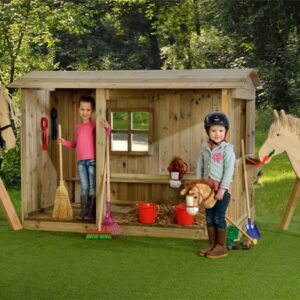 Buitenspeelhuis met kinderen, speelgoedpaarden en verzorgingsmaterialen in een groene, natuurlijke omgeving.
