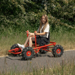 ROSE gokart met ballonbanden, robuuste kunststof zitting en achterwielbesturing, geschikt voor kinderen vanaf 5 jaar.