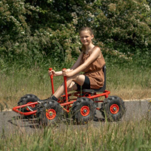 ROSE gokart met zes tractorwielen, robuuste kunststof zitting en achterwielbesturing, geschikt voor kinderen vanaf 5 jaar.