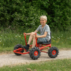 ROSE gokart met tractorbanden, robuuste kunststof zitting, jongen rijdt op een pad omringd door groen. Geschikt voor 3-6 j...