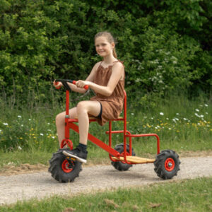 Grote driewieler met ballonwielen in rood, zwart en naturel.