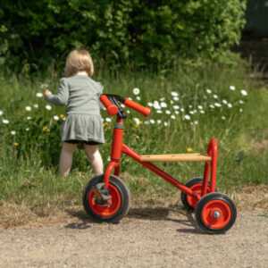 ROSE mini driewieler met houten zitting, pedalen en massieve rubberen banden, ideaal voor kinderen van 2-4 jaar.