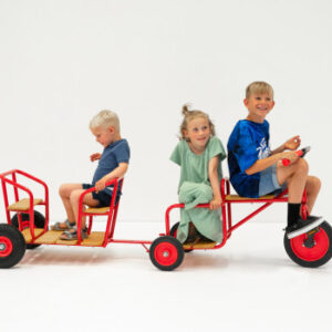 Middelgrote ROSE bakfiets met ballonwielen, houten zitting en drie kinderen die erop zitten, geschikt voor 4-10 jaar.
