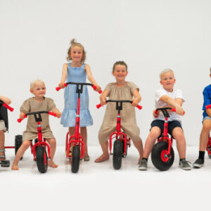 Driewielige ROSE step met drie massieve banden, gebogen stuur, gebruikt door kinderen van 4-10 jaar in diverse outfits.