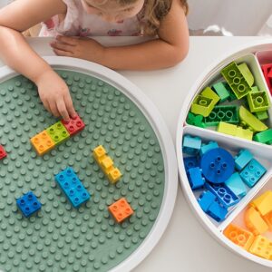 Speelmat voor Lego met kleurrijke blokken en een kind dat bouwt, ideaal voor fijne motoriek en creatief spel.
