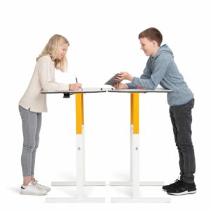 Twee kinderen gebruiken een hoogte verstelbare Leerling Ergo Tafel, één schrijft en de ander gebruikt een tablet.