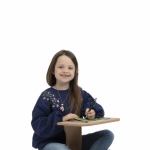 Biobased zit tafel ORBIT met een meisje dat aan het tekenen is, zittend op de grond in casual kleding.