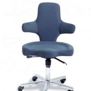 Bureaustoel SAVA met kruisvormige rugleuning en ergonomisch gevormde zitting in donkerblauw, op een chromen voet.