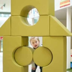 Multifunctionele set van 12 zachte speelblokken in groen, kinderen kunnen bouwen en spelen.