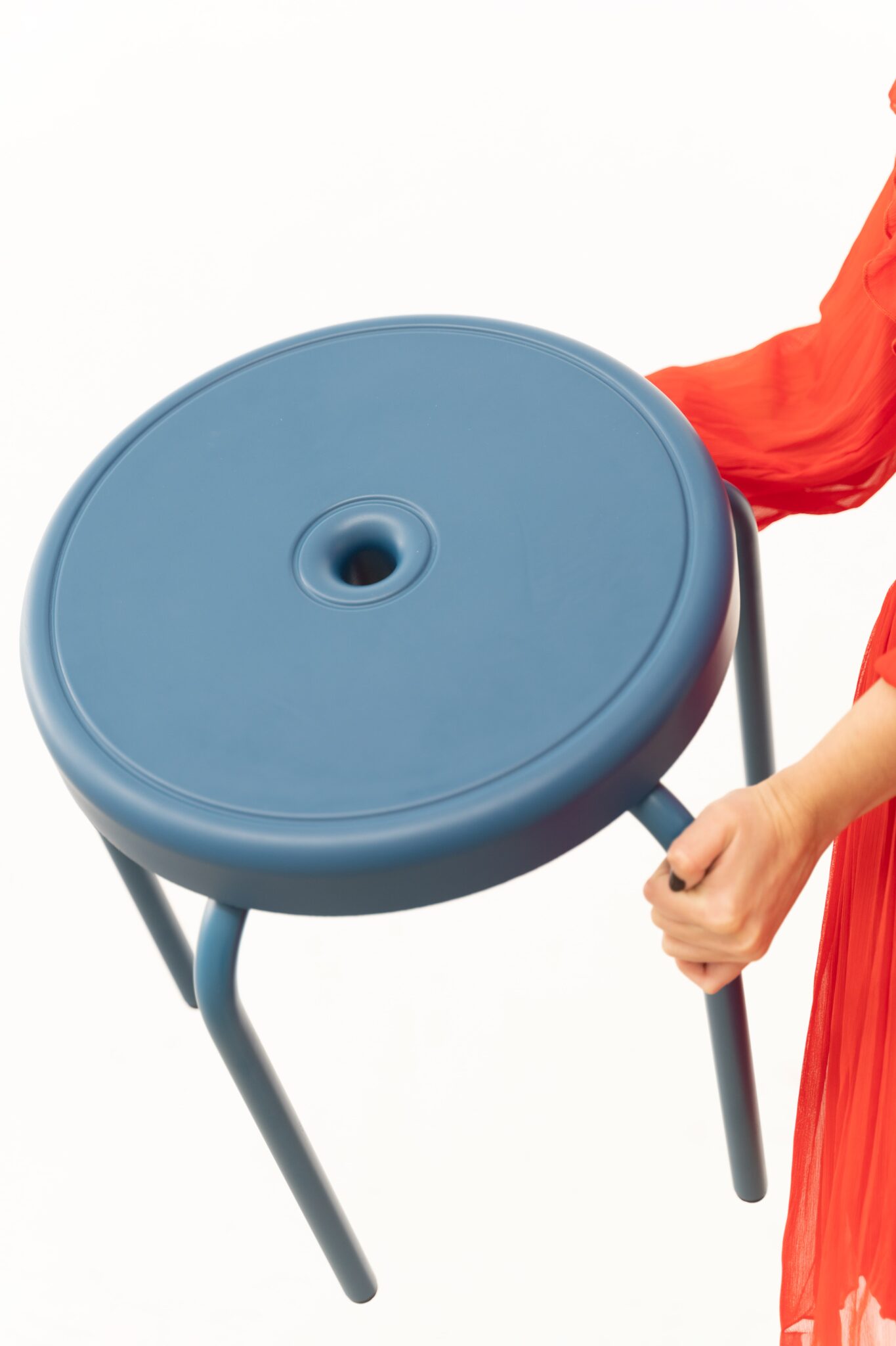 Blauwe Punto kruk met een ronde zitting en handvat, ideaal voor extra zitplaatsen en eenvoudig op te bergen.