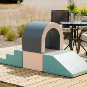 Tunnel SoftPlay set met zachte, lichtgewicht elementen in verschillende vormen, ideaal voor fantasierijk spel en exploratie.