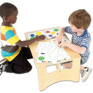Kinderen spelen aan een lichte speeltafel met kleurpotloden en tekeningen, ideaal voor creatief leren.