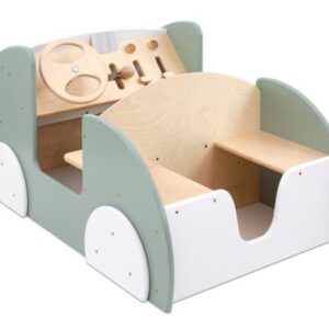 Speelse houten auto met stuur en accessoires, ideaal voor fantasierijk spel in kinderopvang of klaslokaal.