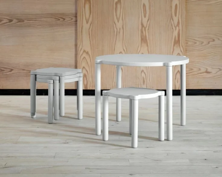 Ronde stapeltafel in wit, geschikt voor kinderen vanaf 2 jaar, met een hoogte van 47 cm, op een lichte houten vloer.