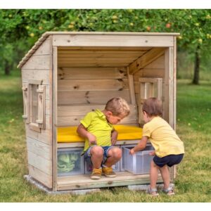 Houten strandkorf met comfortabele kussens, ideaal voor buiten, met opberglades en twee kinderen die spelen.