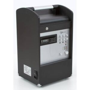 TLS M100 Blue zaalversterker met bedieningspaneel en handvat, zwart met zilveren details.
