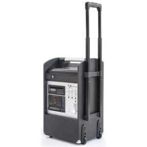 TLS M100 Combi zaalversterker met wielen en uitschuifbare handgreep, geschikt voor muziekversterking.