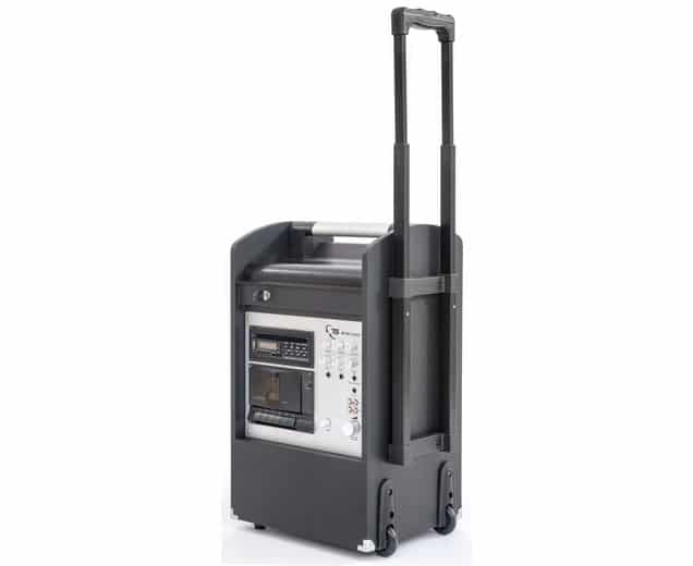 TLS M100 Combi zaalversterker met wielen en uitschuifbare handgreep, geschikt voor muziekversterking.