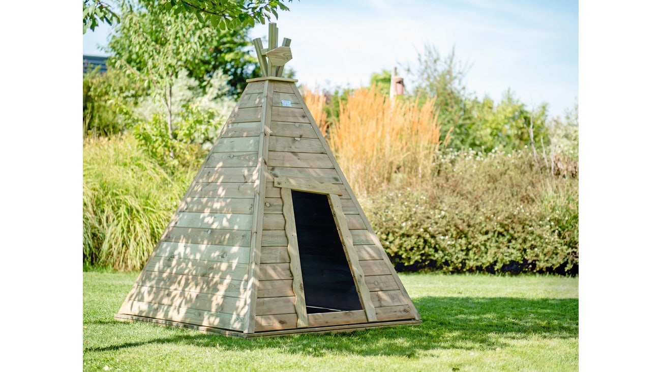 Tipi hout Kleine Bison in een groene tuin, gemaakt van houten planken met een open ingang en een decoratieve top.