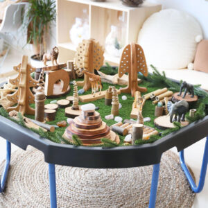 Tuff Tray met houten speelfiguren, natuurlijke elementen en diverse materialen voor creatief leren en ontdekken.