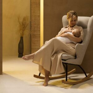 Voedingsstoel voor babys met een vrouw die een baby vasthoudt, in een warme, moderne omgeving.