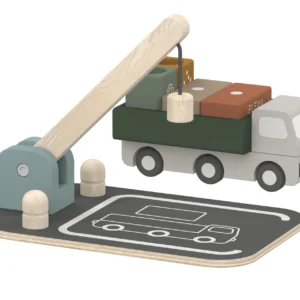 Houten vrachtwagen met hijskraan en kleurrijke blokken, op een speelbord met verkeersillustratie.