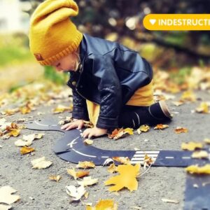 Kinderen spelen met de Flex Autobaan set op een herfstachtige ondergrond, omringd door bladeren.