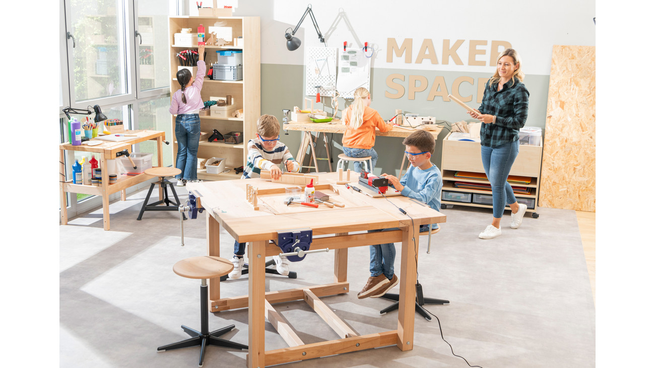 Werkbank Discovery Pro in een creatieve makerspace met leerlingen die aan verschillende projecten werken.