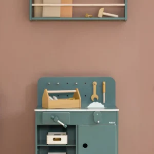 Flexa Play houten werkbank in natuurlijk grijs met gereedschap, opbergplank en houten accessoires voor kinderen.