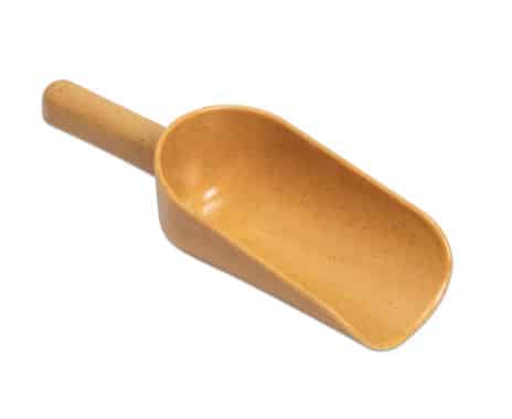 Gele zandschep met een brede, afgeronde kom en een stevige handgreep, ideaal voor de zandbak.