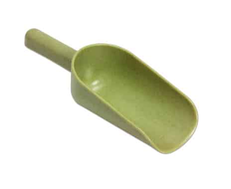 Groene zandschep voor de zandbak, ideaal voor het maken van taarten en graven van kuilen.