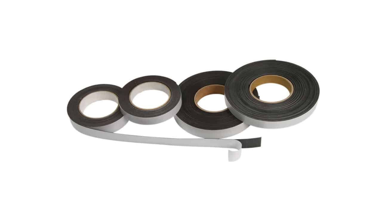 Zelfklevende magneetband in rollen, variërend in dikte en lengte, ideaal voor het magnetiseren van materialen.